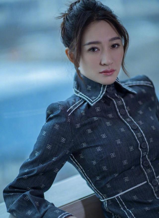 李小冉气质开挂,穿衬衫连衣裙还开高叉显年轻,扎丸子头实力装嫩