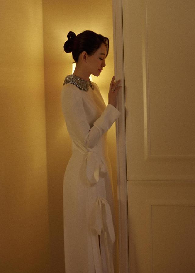 李小冉气质开挂,穿衬衫连衣裙还开高叉显年轻,扎丸子头实力装嫩