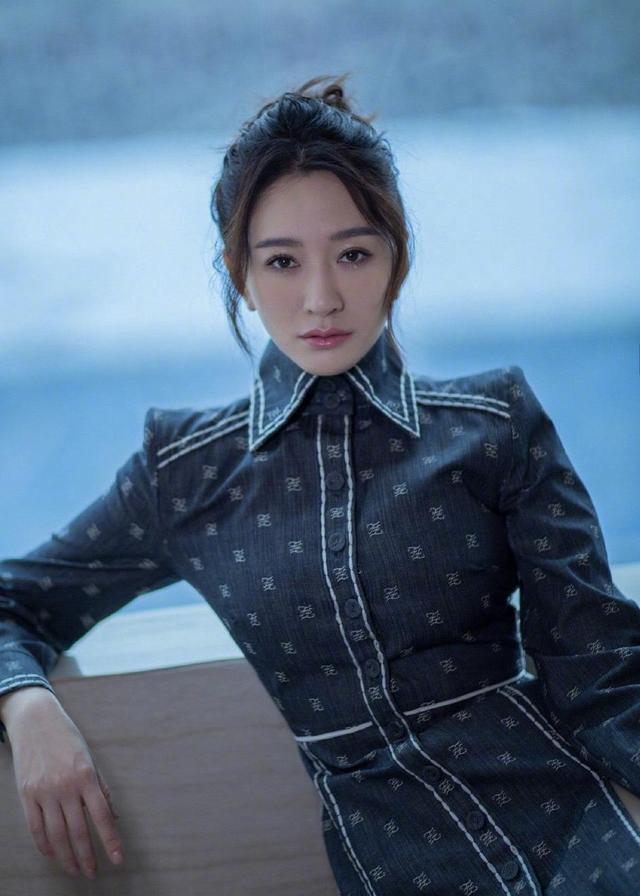 李小冉气质开挂,穿衬衫连衣裙还开高叉显年轻,扎丸子头实力装嫩