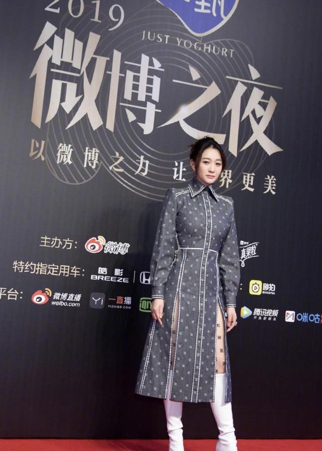 李小冉气质开挂,穿衬衫连衣裙还开高叉显年轻,扎丸子头实力装嫩