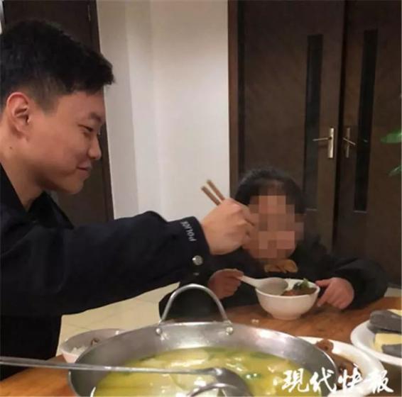 常州爷爷送孙女到幼儿园后扭头就走:今天放假