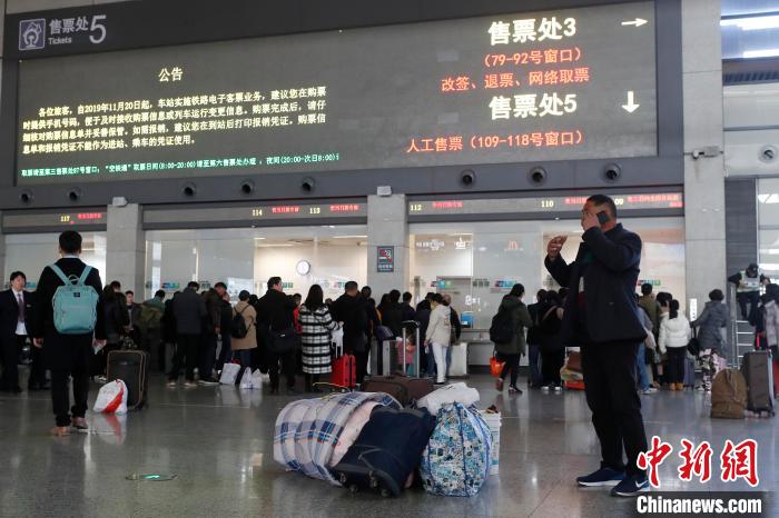  资料图，旅客在上海虹桥火车站排队购买车票。 殷立勤摄