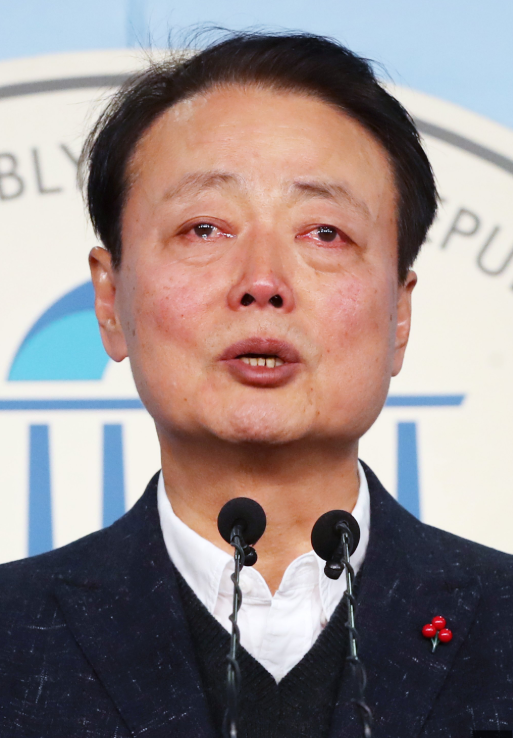 韩善教在记者会上哭得稀里哗啦(韩国《中央日报》)