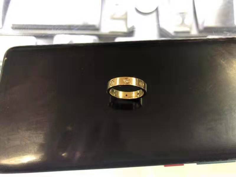 女子名牌包首饰被盗 小偷原来是“高富帅”男室