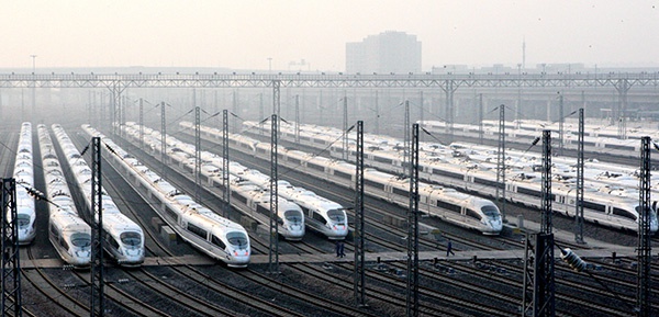 上海虹桥动车运用所存车场内，检修后的高铁动车整装待发。许文峰 摄