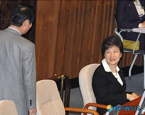 资料图:韩善教与朴槿惠(纽西斯通讯社)