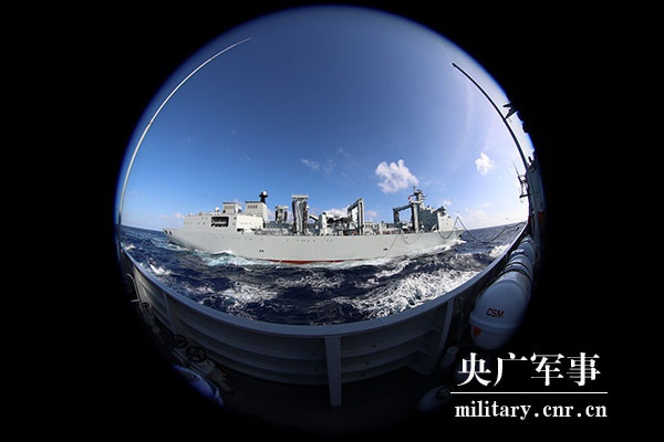 南部战区海军远海联合训练编队进行首次综合补