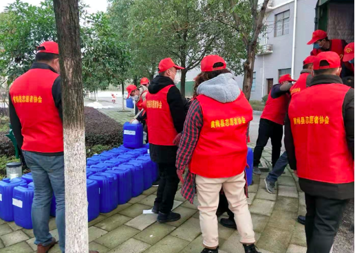 黄梅县志愿者协会搬运物资/图片由受访者提供