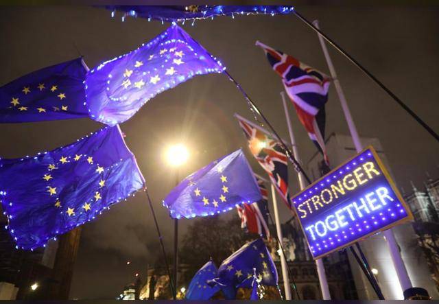1月30日,留欧派在伦敦议院外举起欧盟和英国的旗帜(图源:AP)
