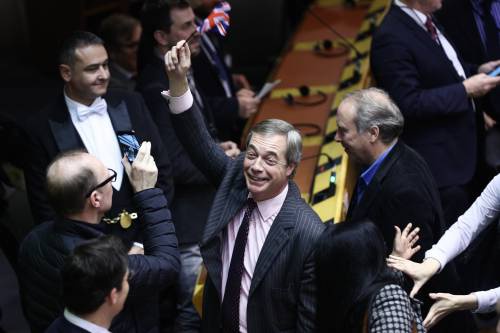 1月29日,在比利时布鲁塞尔,英国“脱欧党”领袖、欧洲议会议员奈杰尔·法拉奇在英国“脱欧”协议投票结果公布后庆祝。新华社