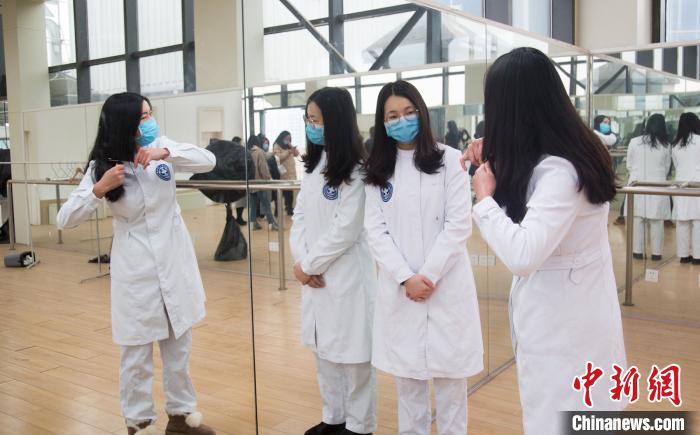 护士万晓凤和郑海燕毫不犹豫剪掉长发。 王松平 摄