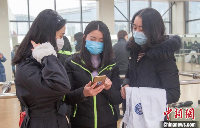 剪发前大家拍照留念。 王松平 摄