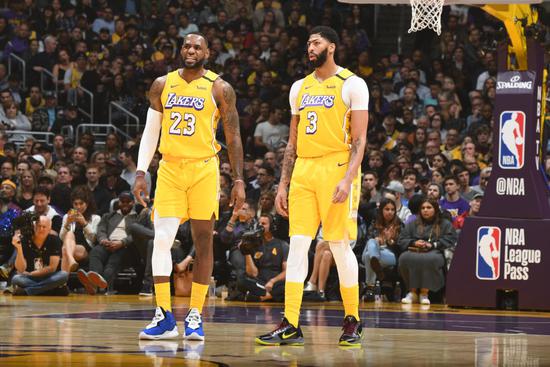 湖人灭鹈鹕4连胜勒布朗17+8+15英球45分