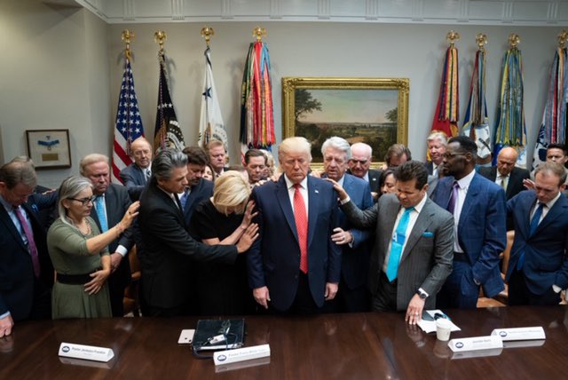  去年11月，数位福音派领导人曾前往白宫与特朗普会面，为他祈祷。图自白宫网站