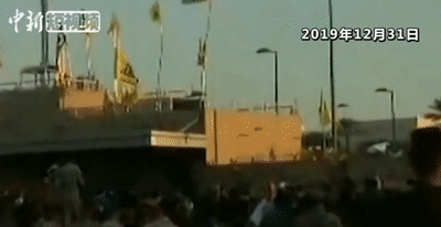  当地时间2019年12月31日，伊拉克示威者冲击美国驻伊拉克大使馆。动图来源：视频截图