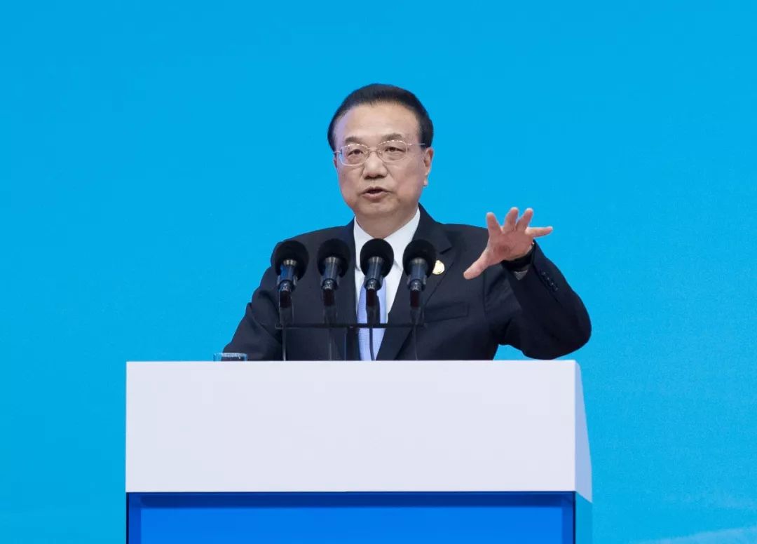图为2019年12月24日,李克强总理在四川成都出席第七届中日韩工商峰会时提出,打造现代服务业新的增长点。