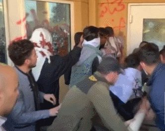 美使馆附近遭火箭弹袭击 伊民兵组织：远离美军