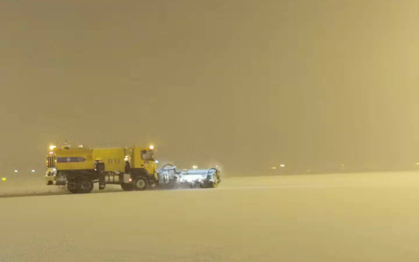 大兴机场迎降雪,已开展除冰除雪。大兴机场供图