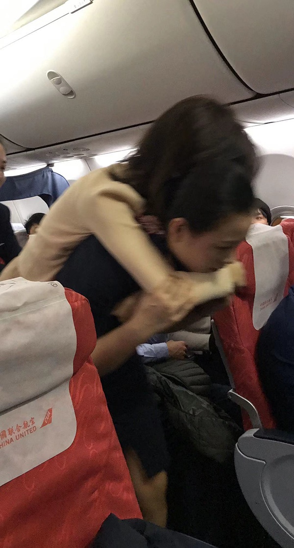  张琪琪背起乘客送到机舱门口 视频截图