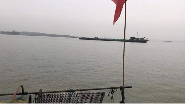  2019年12月30日，鄱阳湖与长江干流交汇处的江面上只剩下大型货船。