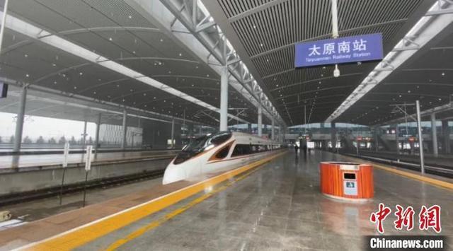 太铁急增动车组列车运送因降雪受阻旅客。 任丽娜 摄