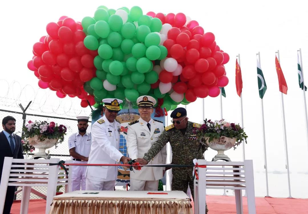  ▲开幕式上，“海洋卫士-2020”海上联演中巴双方总导演为开幕式剪彩。记者穆瑞林 摄