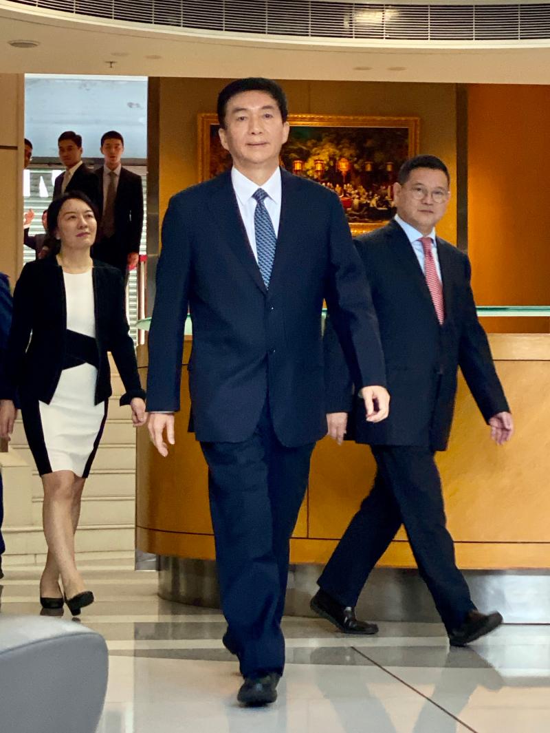 说出这句话时 香港中联办新主任骆惠宁握起了拳