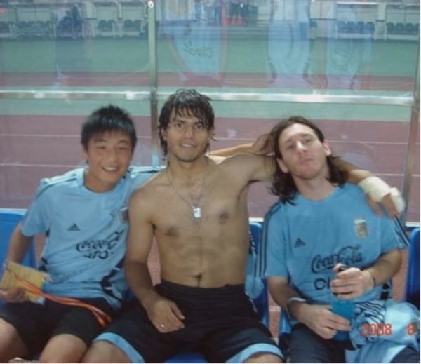 12年前找梅西合影的小孩 如今是中国最出色的球员