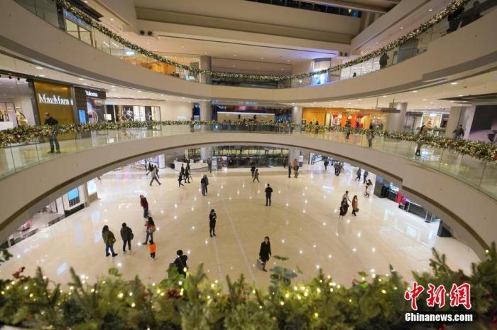 资料图:受到近期暴力事件的影响,香港商场客流减少。中新社记者 张炜 摄