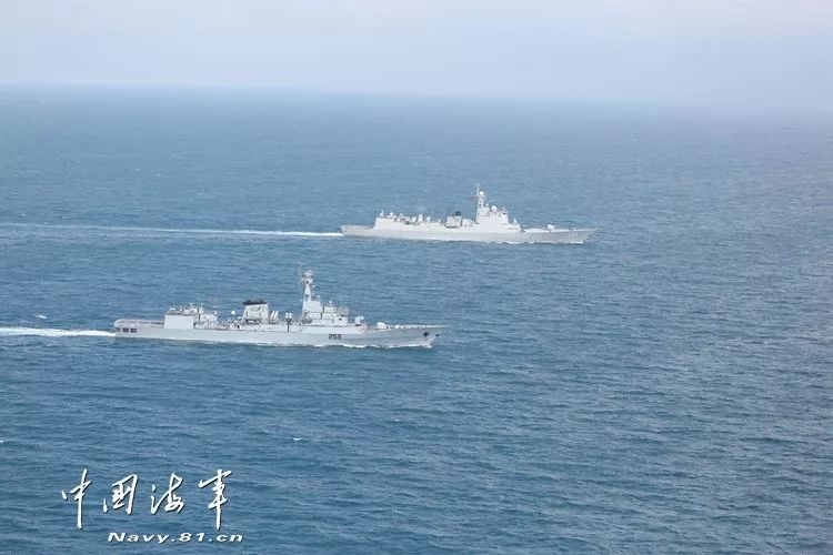  ▲11月22日，中巴两国海军开展联合演练。图为郑州舰和赛义夫舰开展编队运动演练。郭晨 摄