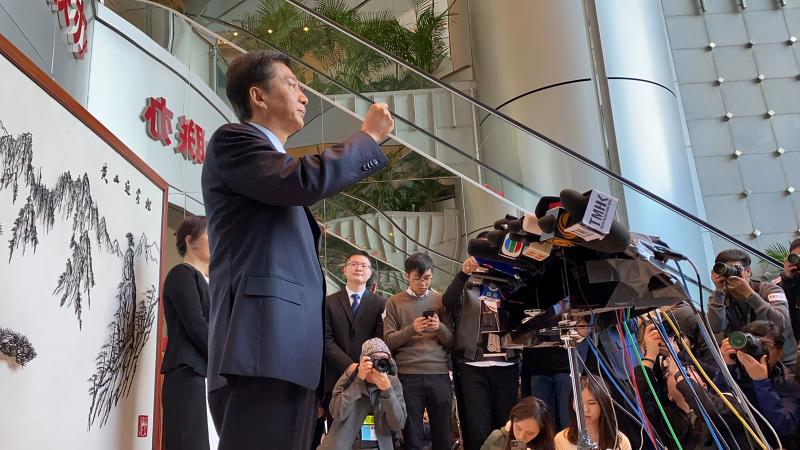 说出这句话时 香港中联办新主任骆惠宁握起了拳