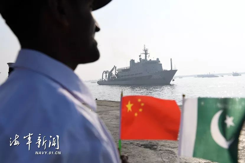  ▲当地时间1月4日，巴基斯坦海军官兵在卡拉奇港口欢迎中国军舰到港。记者 穆瑞林 摄