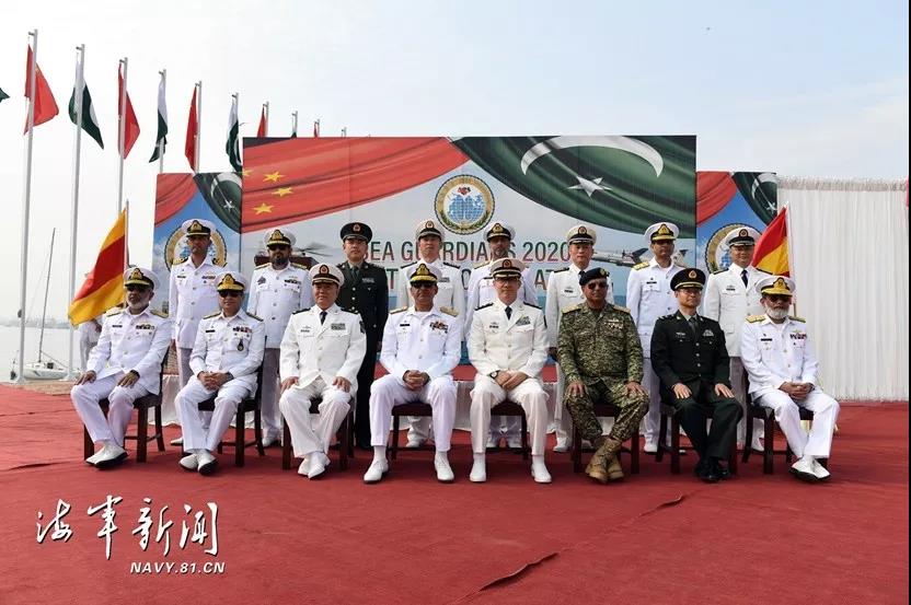 ▲开幕式上，“海洋卫士-2020”海上联演中巴双方联合指挥部成员合影。记者穆瑞林 摄