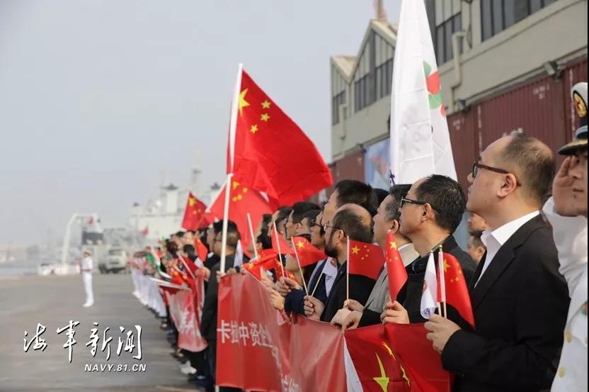  ▲使馆、中资机构和华人华侨代表在码头迎接编队。