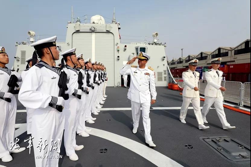 ▲联演巴方总导演、联合指挥部指挥员扎法尔·伊克巴尔准将登临银川舰并检阅仪仗队。