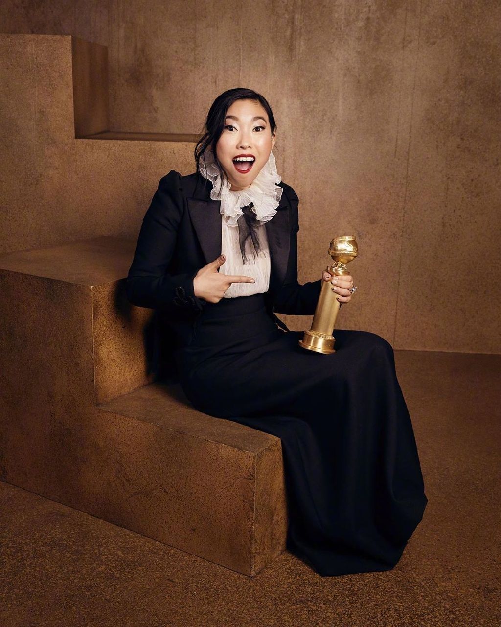  奥卡菲娜成为首个拿下金球奖电影类最佳女主角的亚裔演员。