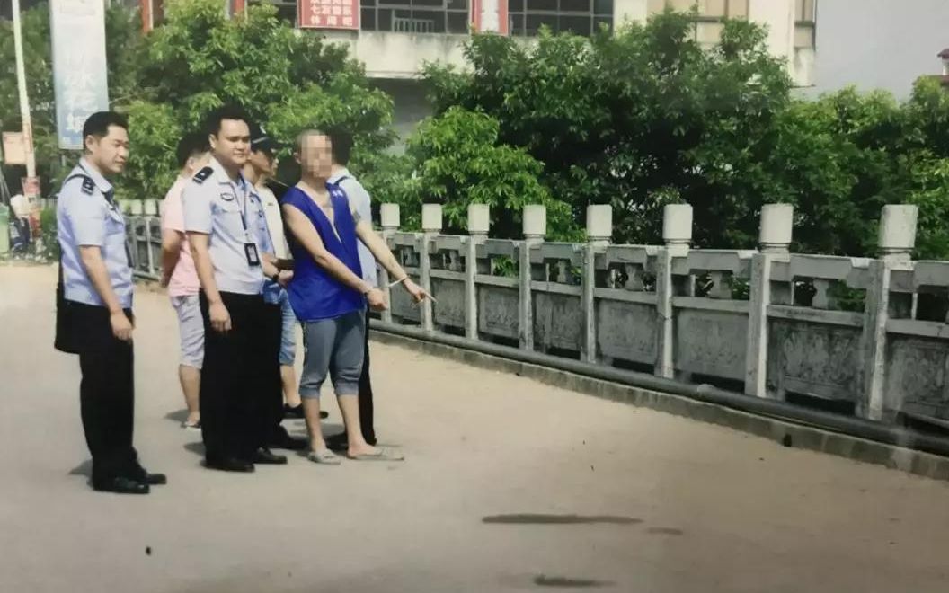 公安机关押解陈某鑫指认犯罪现场。平南县法院供图