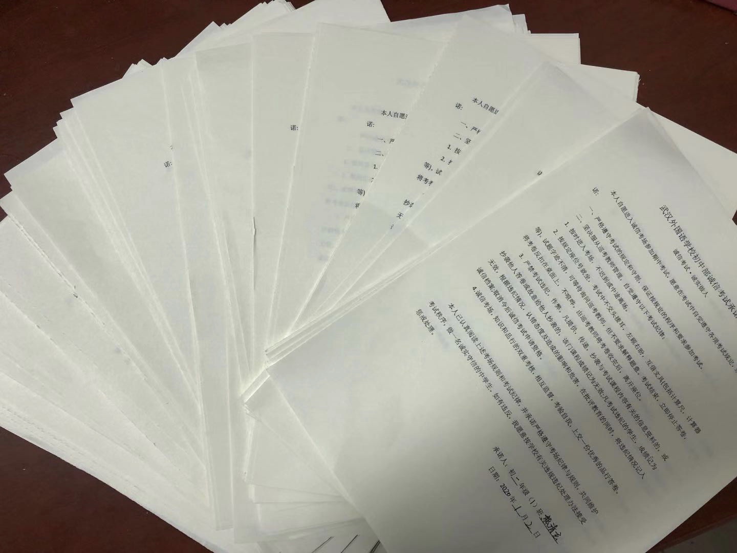 学生自愿报名参加“诚信考场”后,还需要签订一份“诚信考试承诺书”。 受访者供图