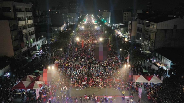 现场人潮破5万。（图片取自台媒）