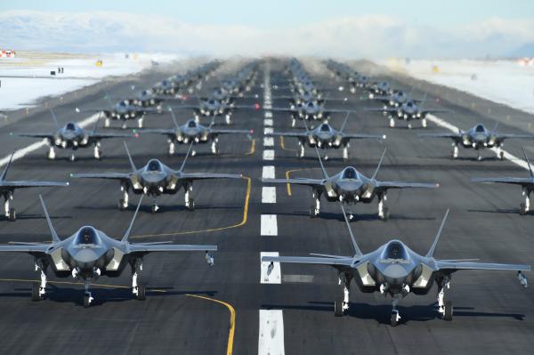 美国空军官方社交媒体账号发出的52架F-35升空前在停机坪“大象漫步”画面