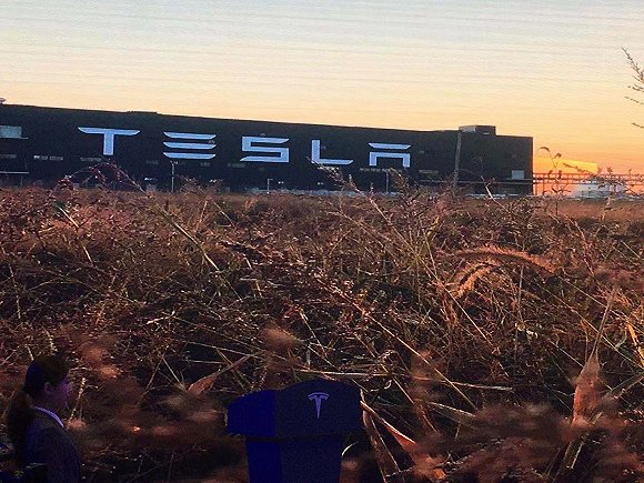 马斯克上海督战国产特斯拉首批交付 ModelY制造启