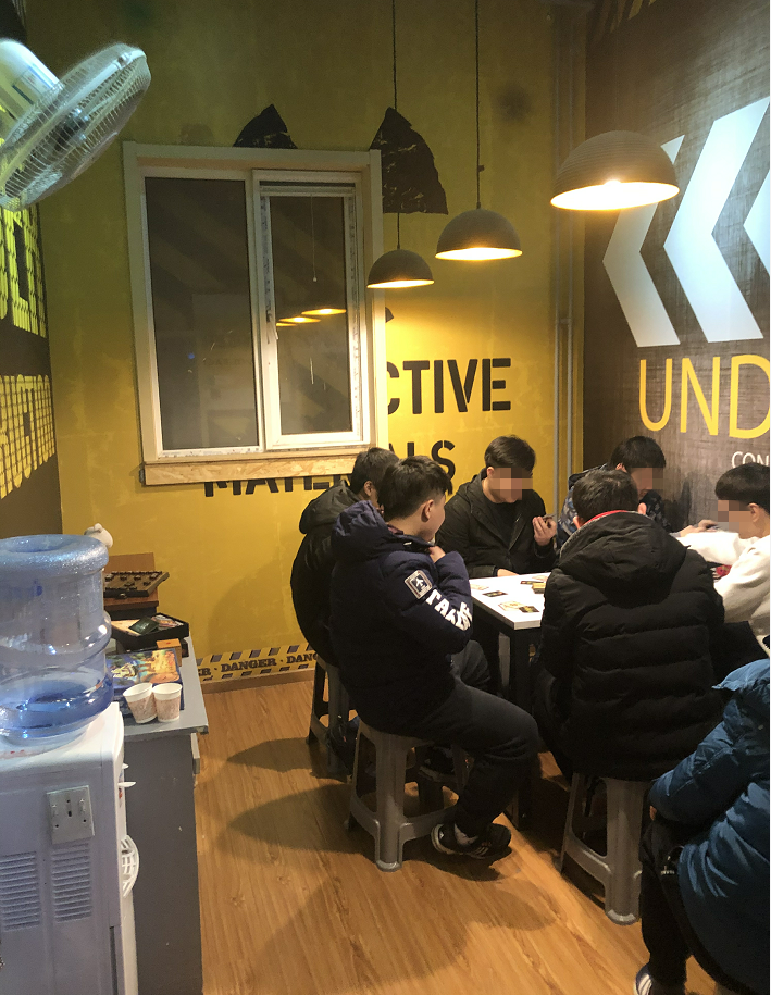  居民楼地下二层内的娱乐场所内，常常“高朋满座”。