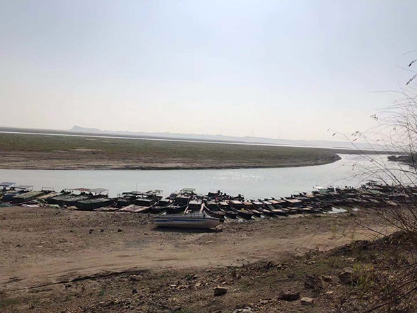  鄱阳湖岸边“詹氏家族渔业捕捞公司”的渔船整齐停放。