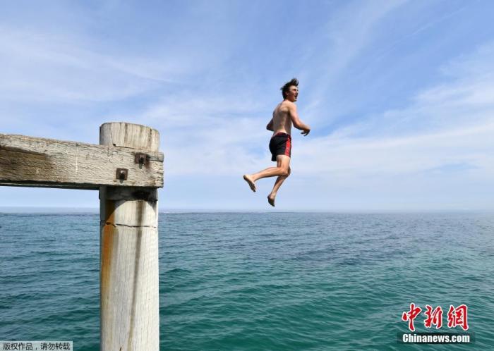 当地时间2019年12月18日,气象学家称,澳大利亚17日经历了有记录以来最热的一天,全国平均温度达到了40.9C摄氏度的高温,打破了2013年1月7日创下的40.3摄氏度的纪录。