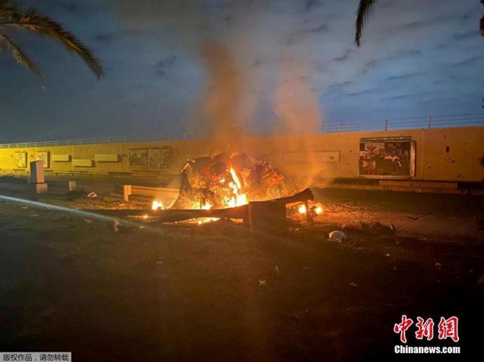 当地时间1月3日凌晨,据伊拉克安全部门发布的声明,巴格达国际机场附近遭到3枚导弹袭击,两部车辆被炸毁,致数人死亡。