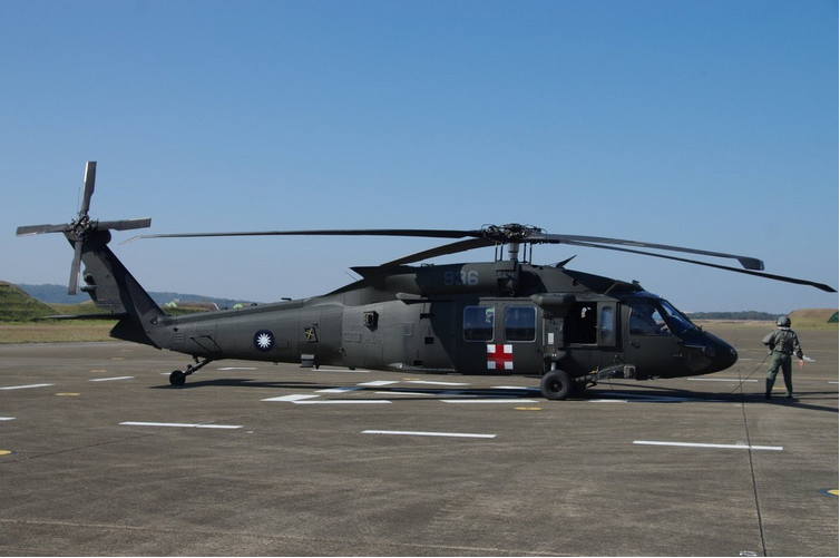 与坠毁直升机相同型号的台湾空军搜救队UH-60M黑鹰直升机,图源:台媒