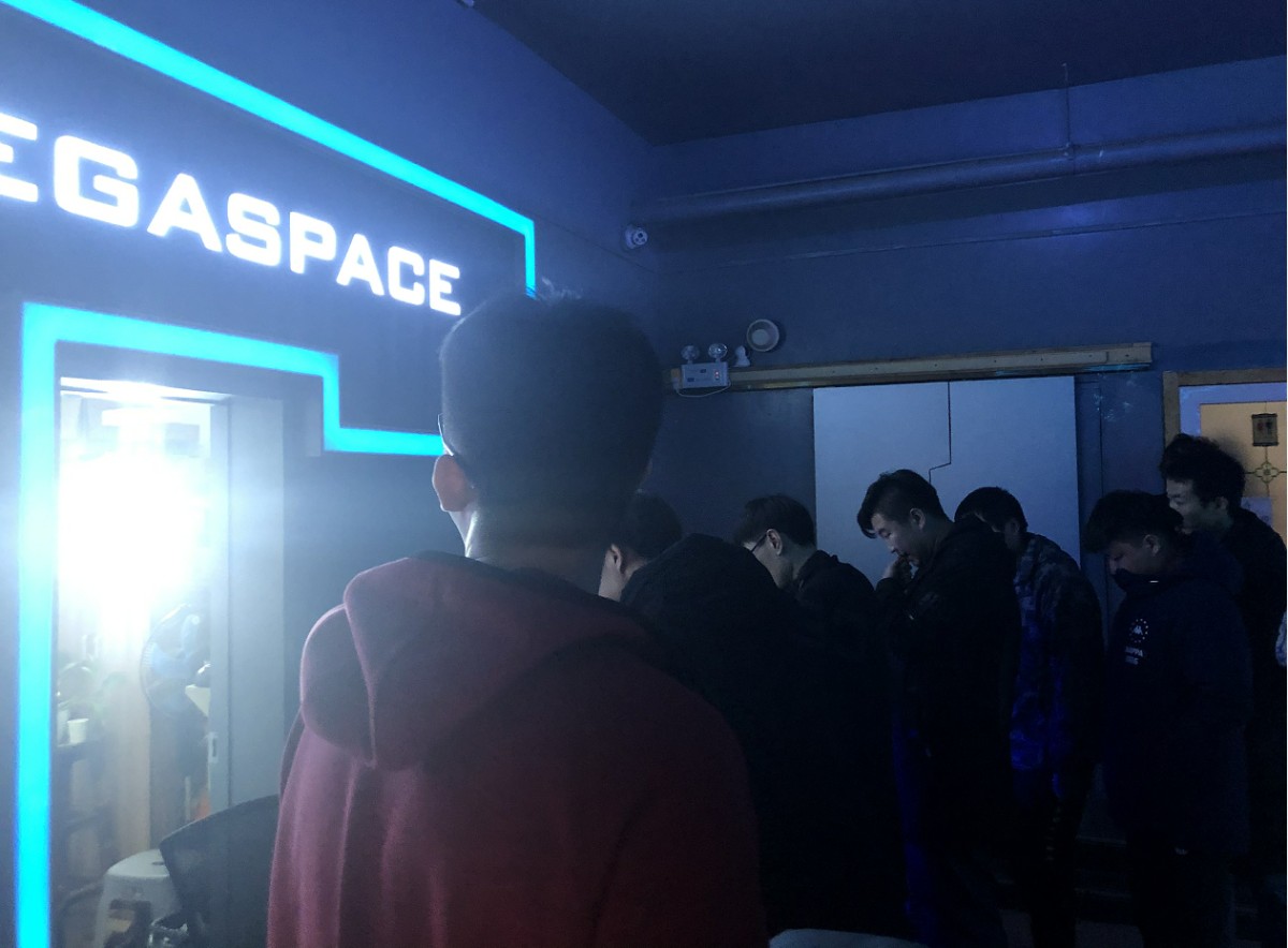  走进密室逃脱店，屋内人头攒动。