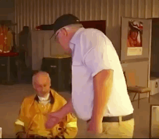 新南威尔士州科巴戈的消防员拒绝与莫里森握手。/ YouTube视频