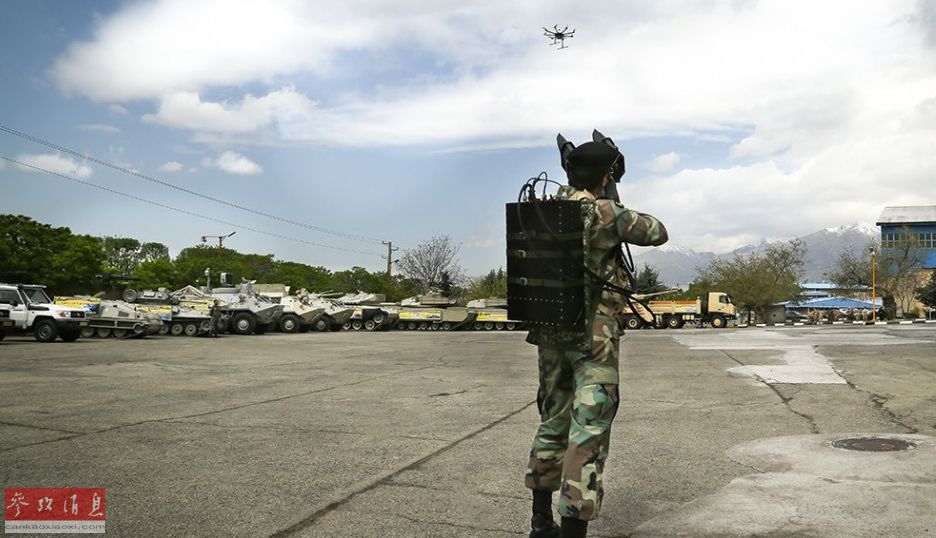 伊朗空军士兵现场展示电子干扰枪如何干扰无人机。