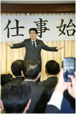 (1月7日,安倍在东京自民党总部发表新年工作致辞 图源:时事通信社)